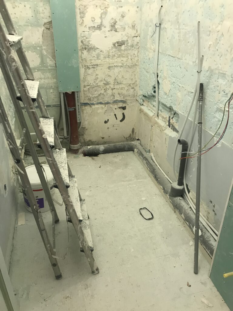 Salle de bain enfant de 2 mètres carrés avec modification des évacuations