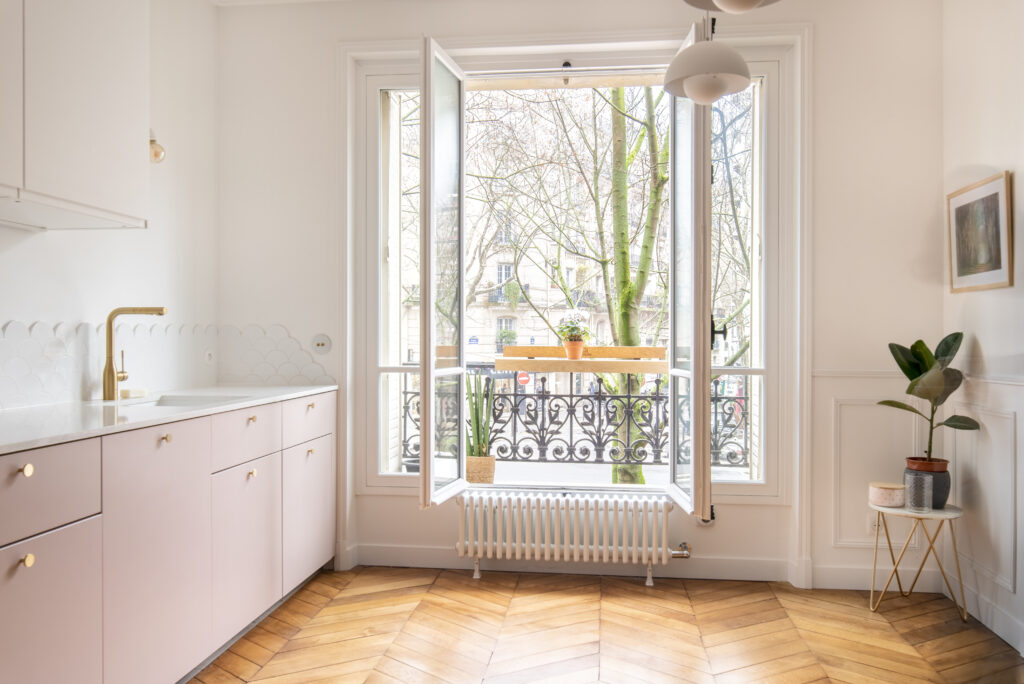 Cuisine personnalisée avec façades laque mate couleur rose des sables Bocklip