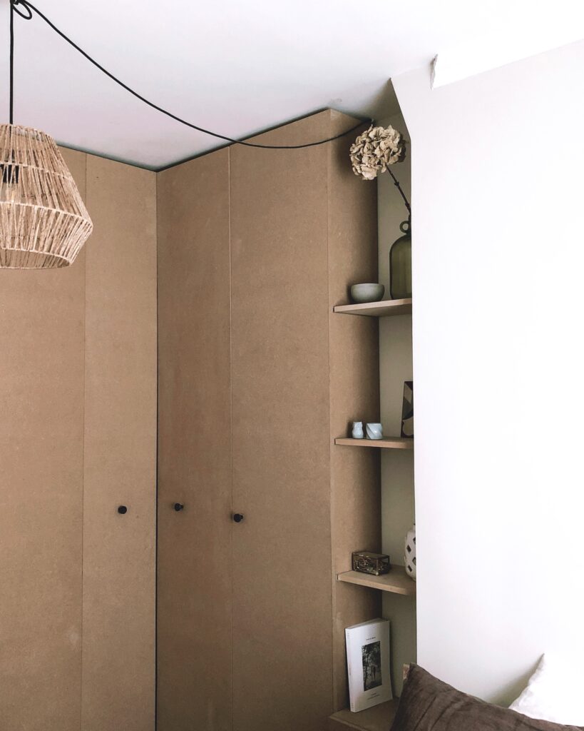 Dressing avec portes de placards en bois médium