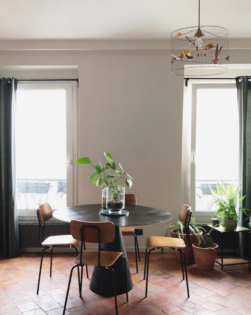 Salon appartement ergonomique avec belle hauteur sous-plafond