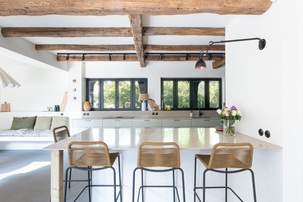 Cuisine en vert de gris et bois