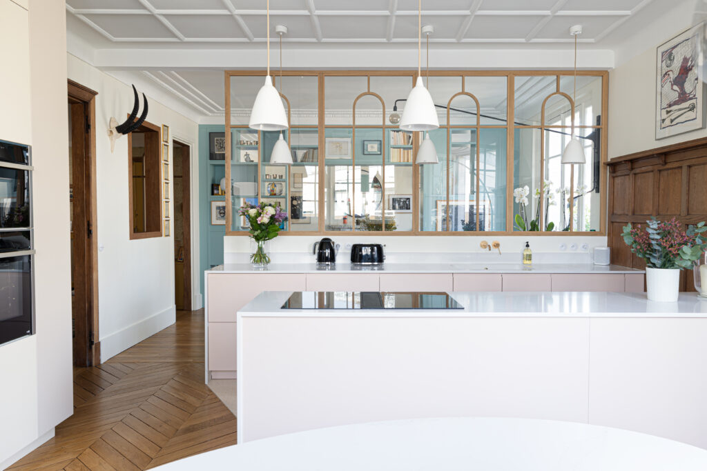 cuisine ouverte sur le salon en laque et bois