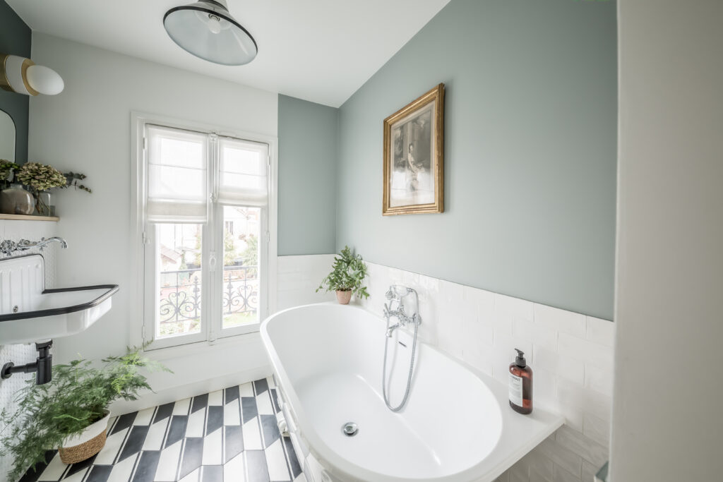 salle de bain ambiance naturel avec des plantes vertes 