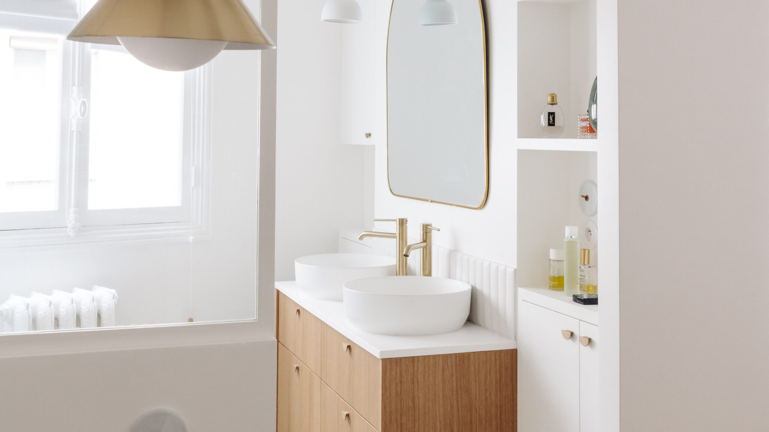Maximisez l'éclairage pour aménager votre petite salle de bain.
