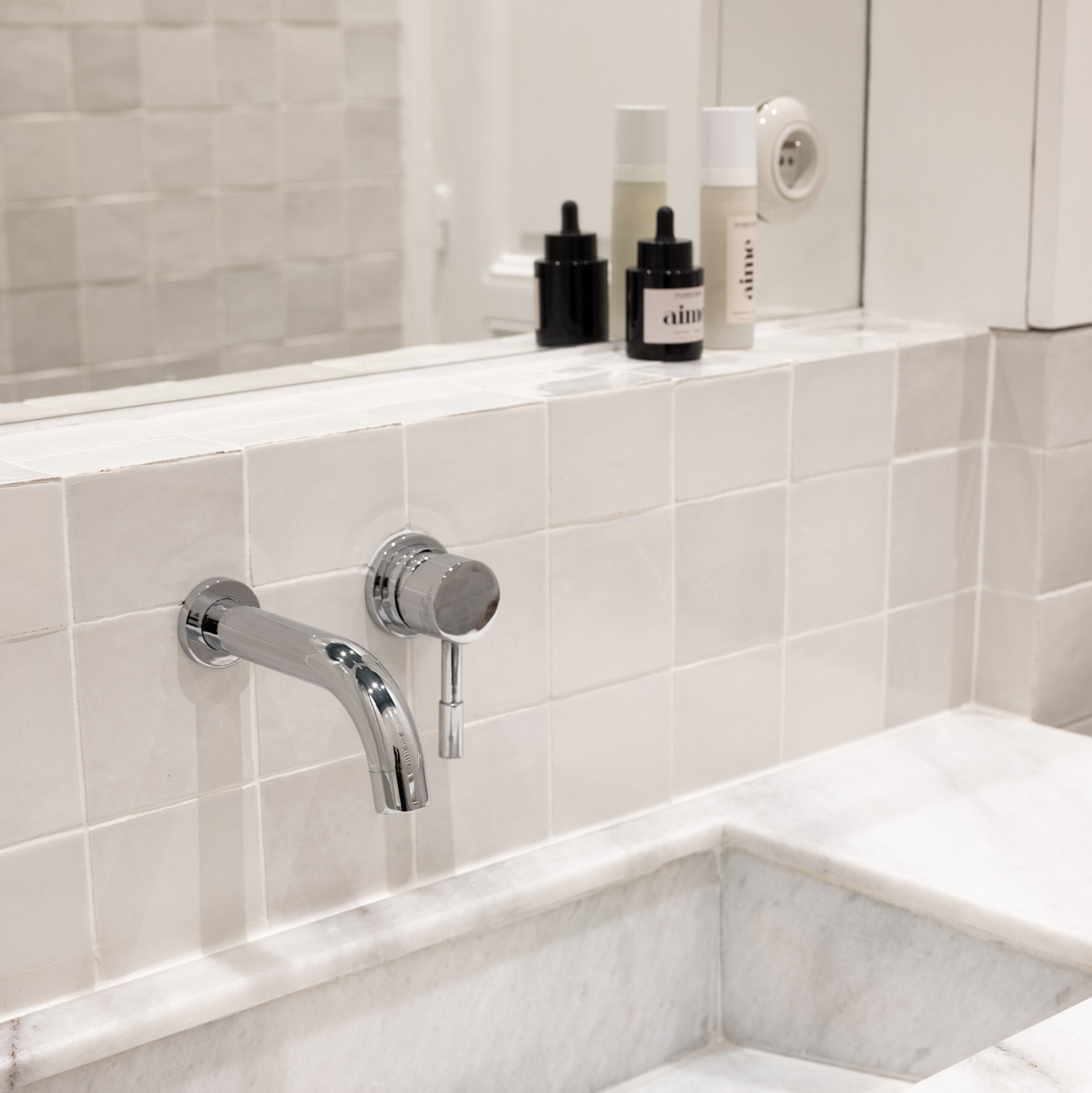 Salle de bain blanche en zelliges