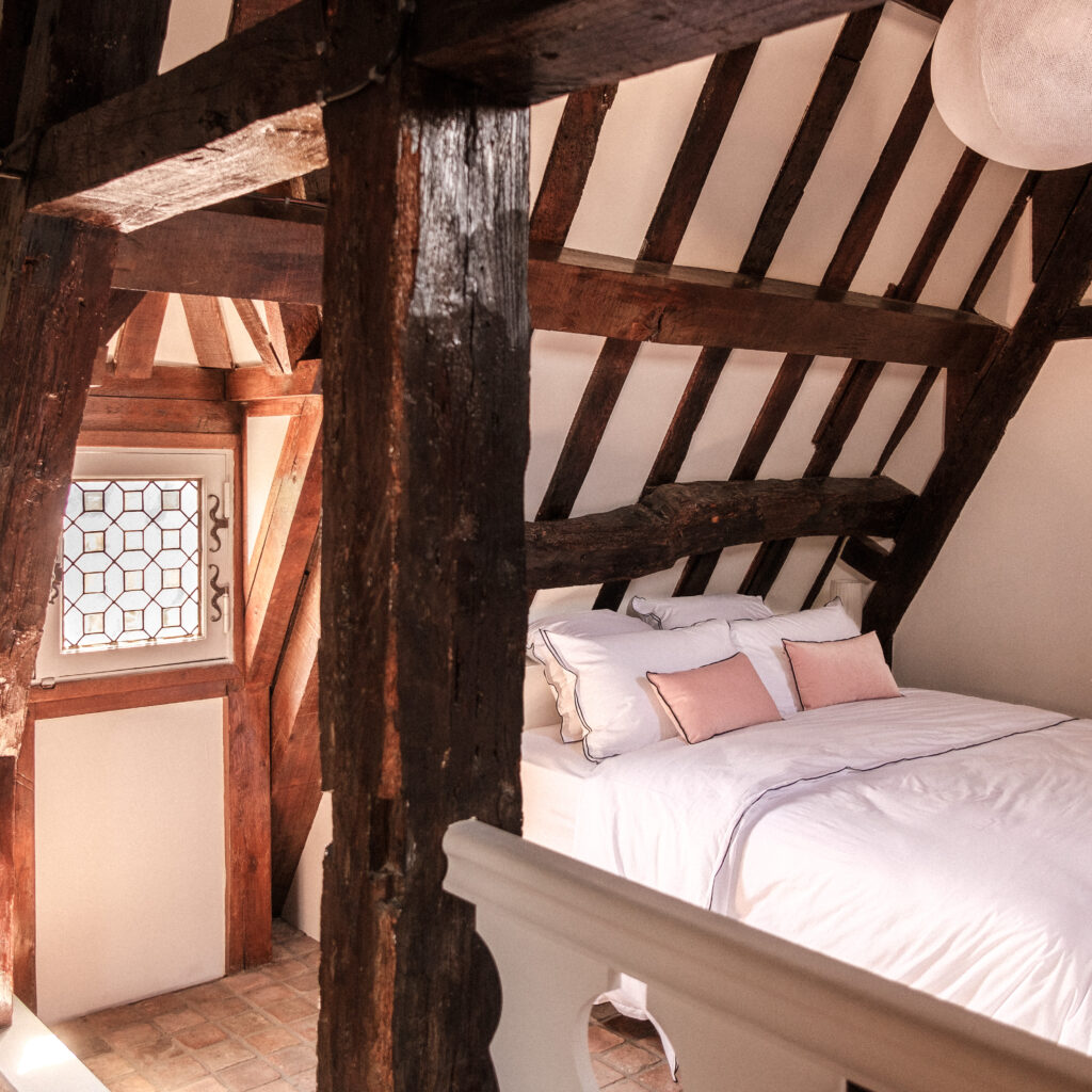 Rénovation d'une magnifique chambre dans un appartement situé Place des Vosges