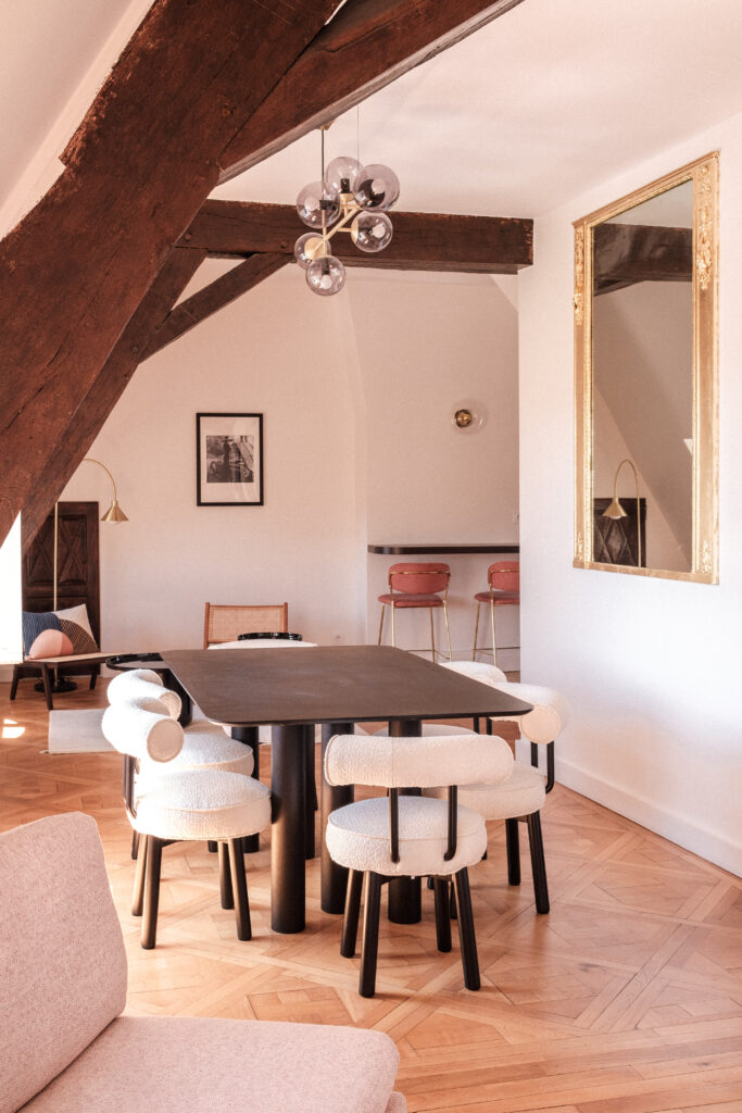 Rénovation d'une magnifique salle à manger dans un appartement situé Place des Vosges