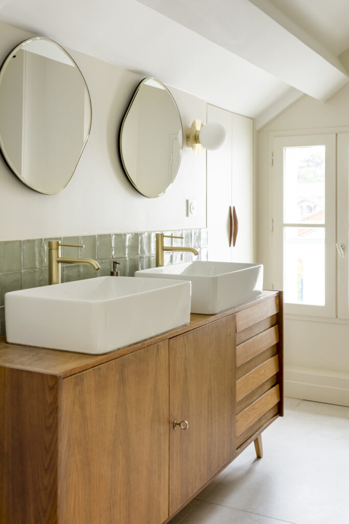 Cette salle de bain a été entièrement rénovée en harmonie avec la chambre !