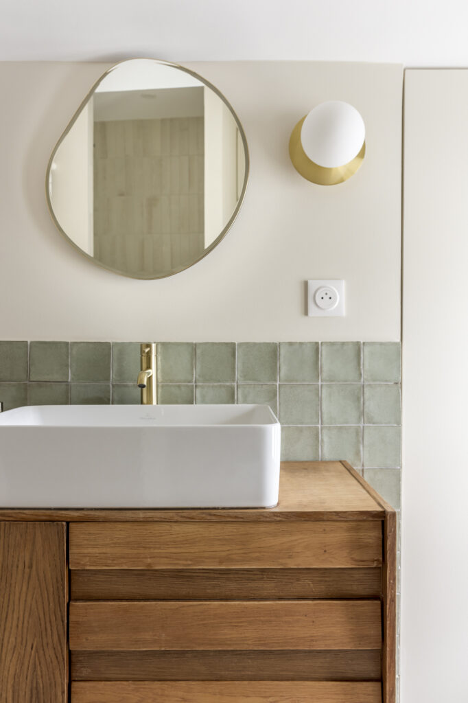 Cette salle de bain a été entièrement rénovée en harmonie avec la chambre !