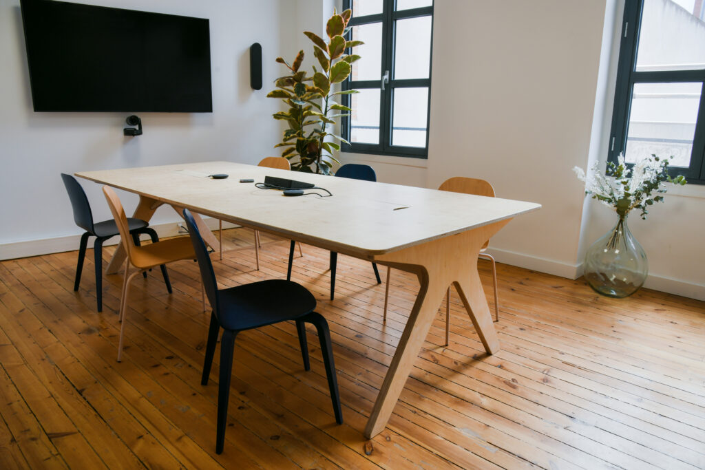 Optez pour des chaises La Chaise Française pour sublimer vos espaces de travail