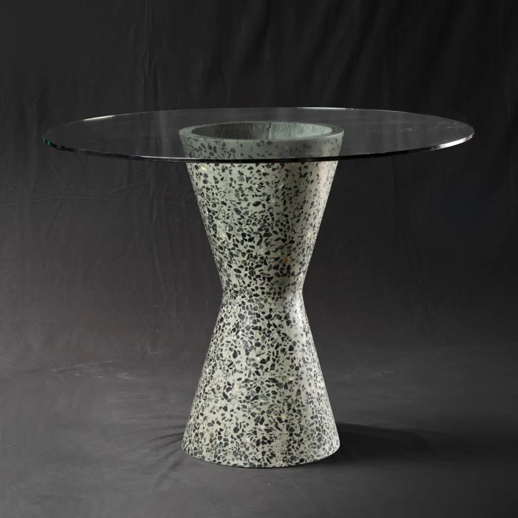 Une table issue de leur collection de meubles en Terrazzo.