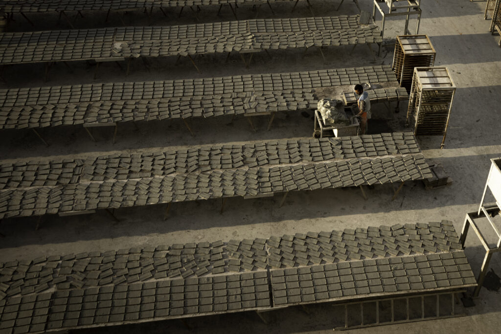 La cuisson des carreaux se fait grâce à la lumière du soleil