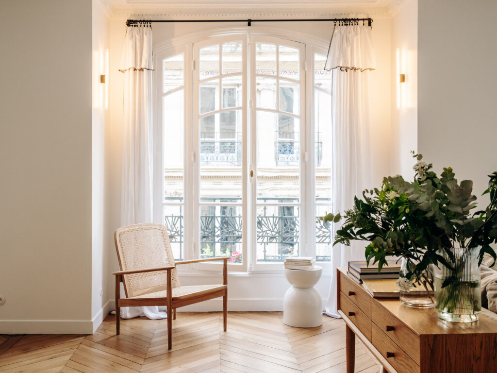 Grande porte fenêtre dans un appartement parisien