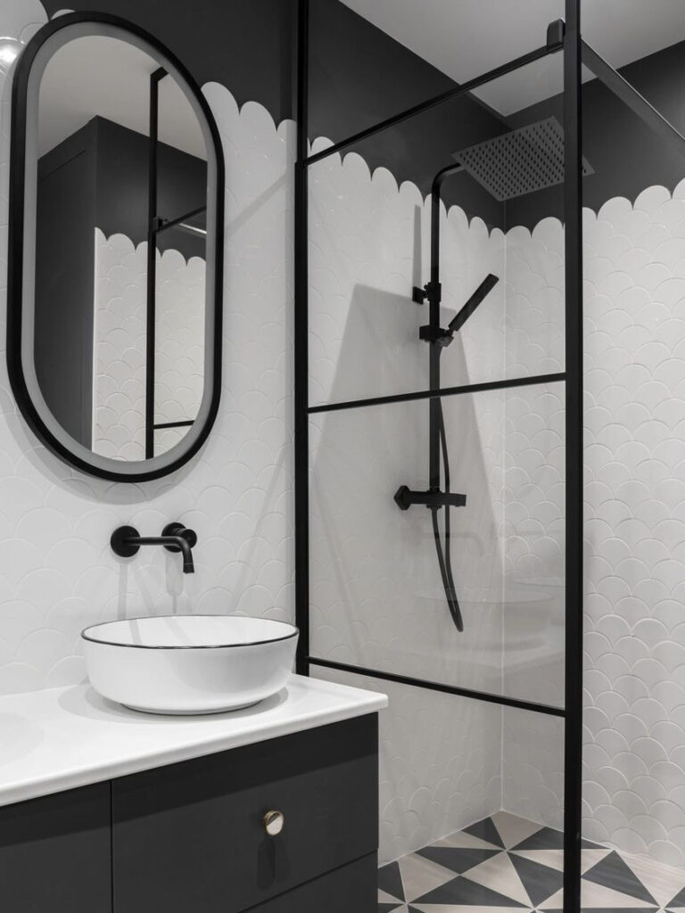 Salle de bain en noir et blanc