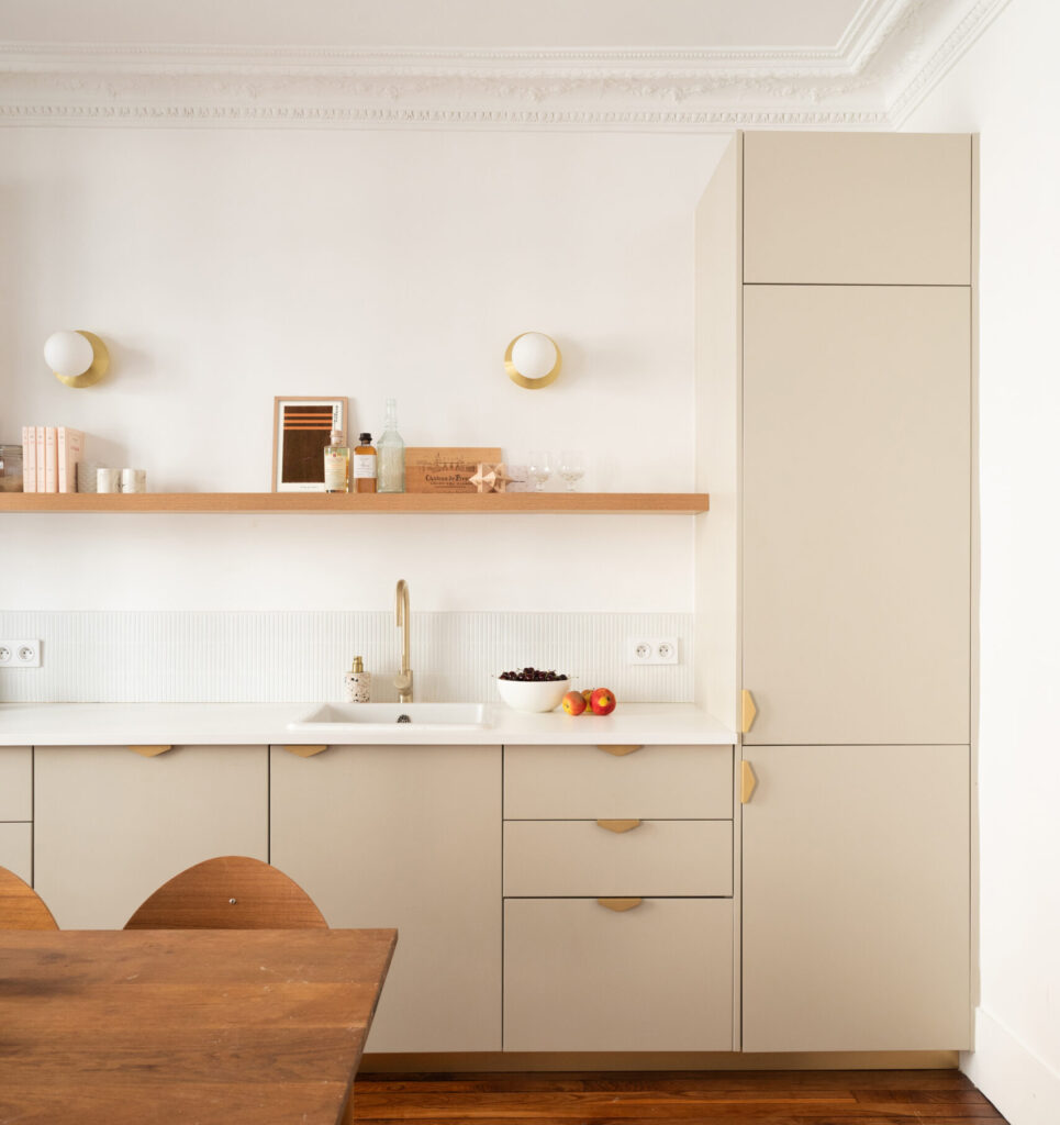 offene küche-hausmannswohnung-fassaden-bocklip-laque-mate-corde-forme-pure-etageres en bois-parquet-table-et-chaises-en-ois-appliques-griff-und-mitigeur-en-laiton-colonne pour-le-frigerateur-credence-kitkat-blanche