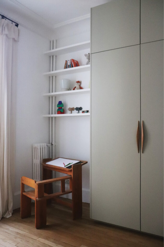 Dressing chambre enfant personnalisé avec portes Bocklip en laque mate seed forme pure