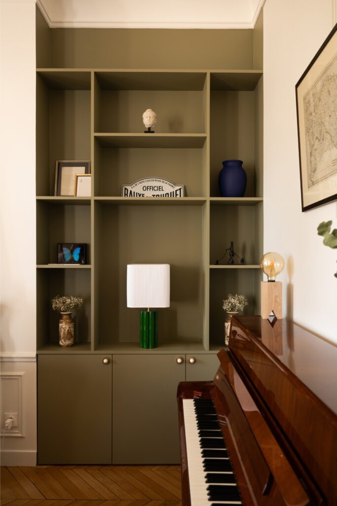 Bibliothèque dans un appartement haussmanien et un piano