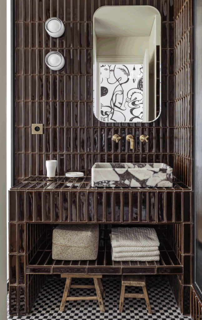 Carrelage artisanal portugais dans une salle de bain