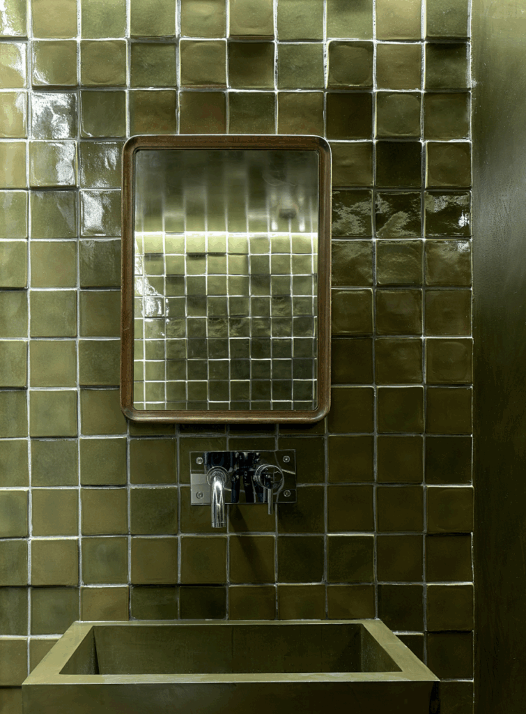 Salle de bain en carrelage artisanal portugais à Paris