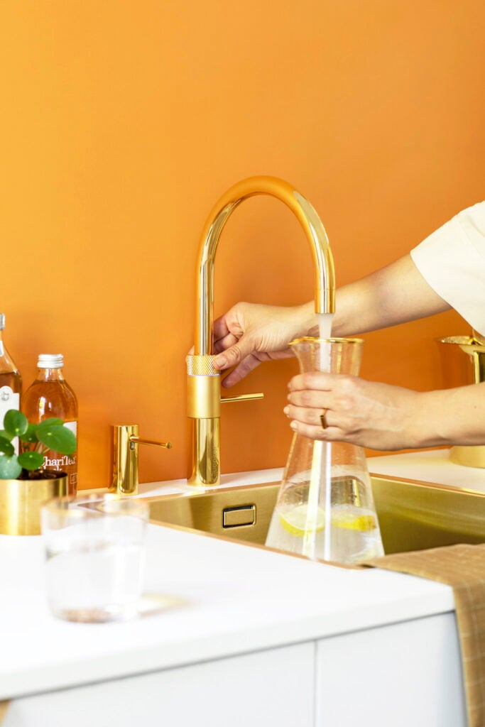 Robinet Quooker dans une cuisine durable et contemporaine