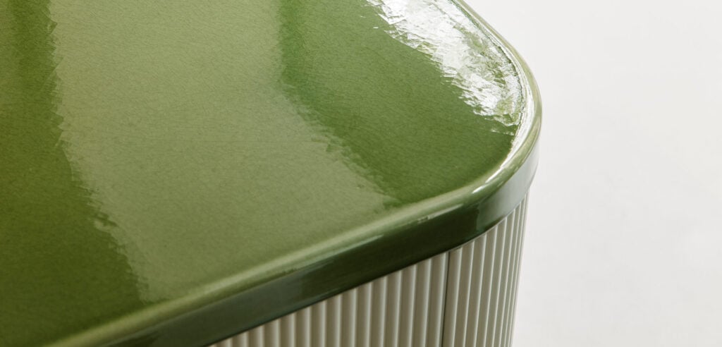 Une banquette IKEA METOD habillée de lave émaillée Hekla au showroom Bocklip Paris