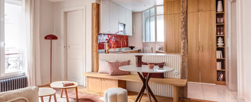 Cuisine IKEA en chêne et craie ouverte sur le séjour, appartement boulevard Magenta à Paris