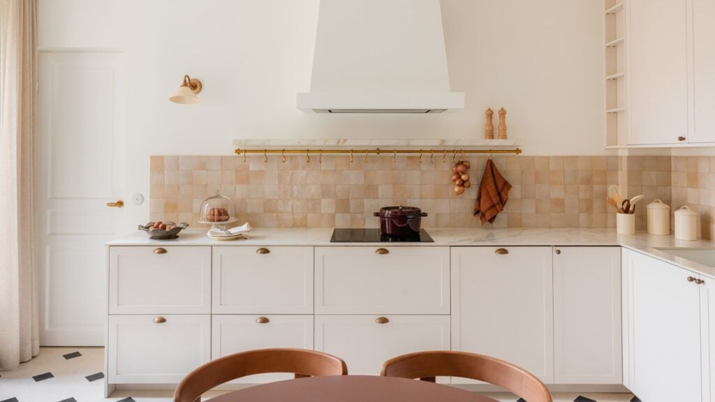Cuisine IKEA aux façades Bocklip laquées crème avec crédence en zellige rosé